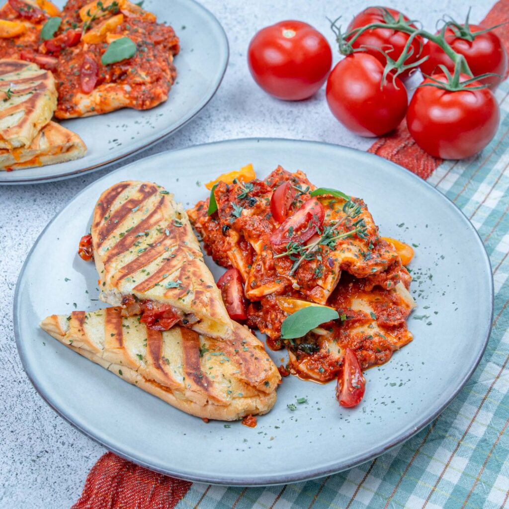 Hausgemachte Ravioli & Knoblauchbrot