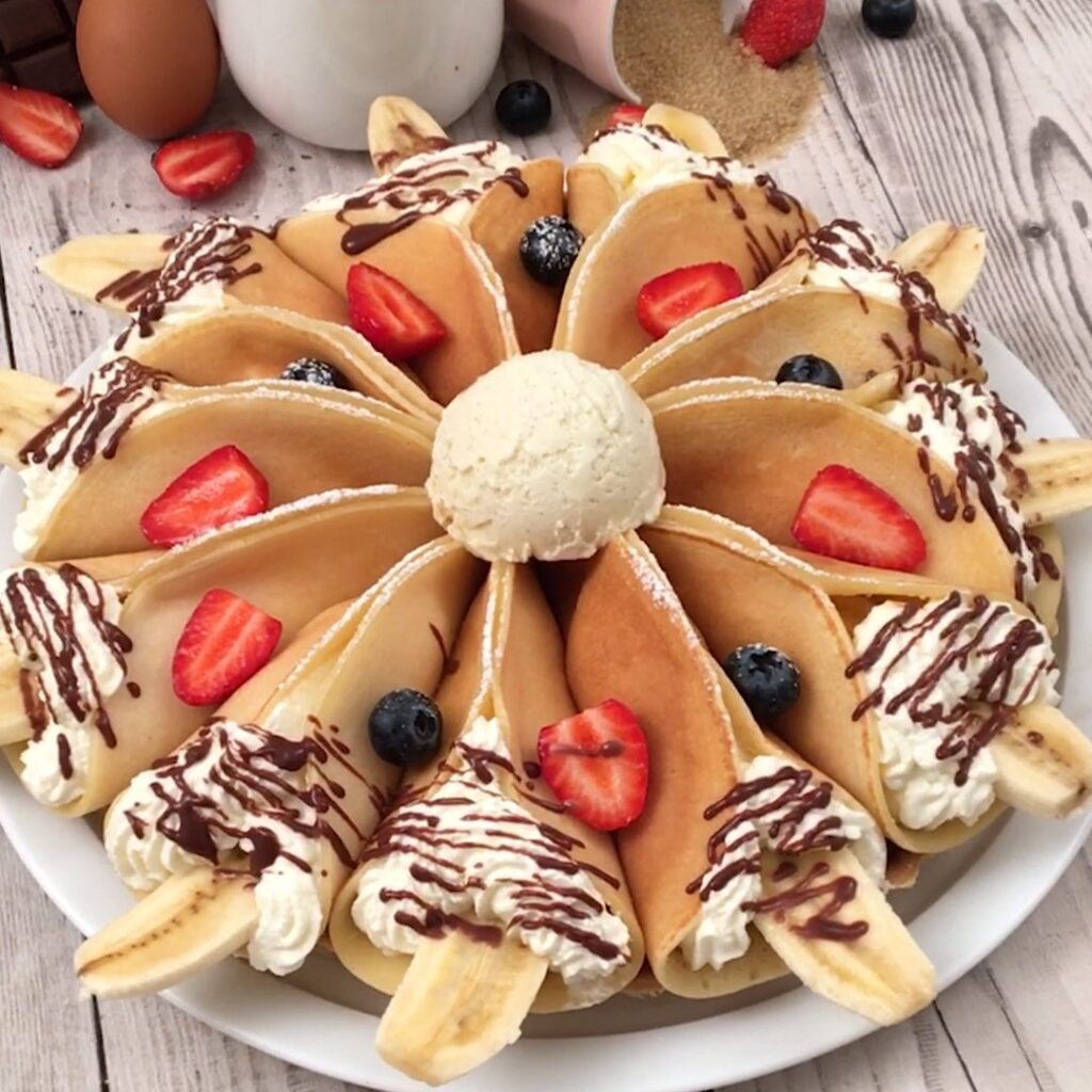 Flor de panqueca com banana e chocolate