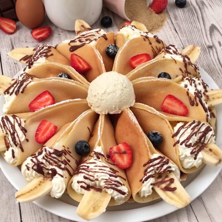 Flor de panqueca com banana e chocolate