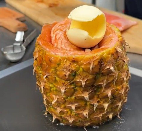 Abacaxi assado com salmão e bacon
