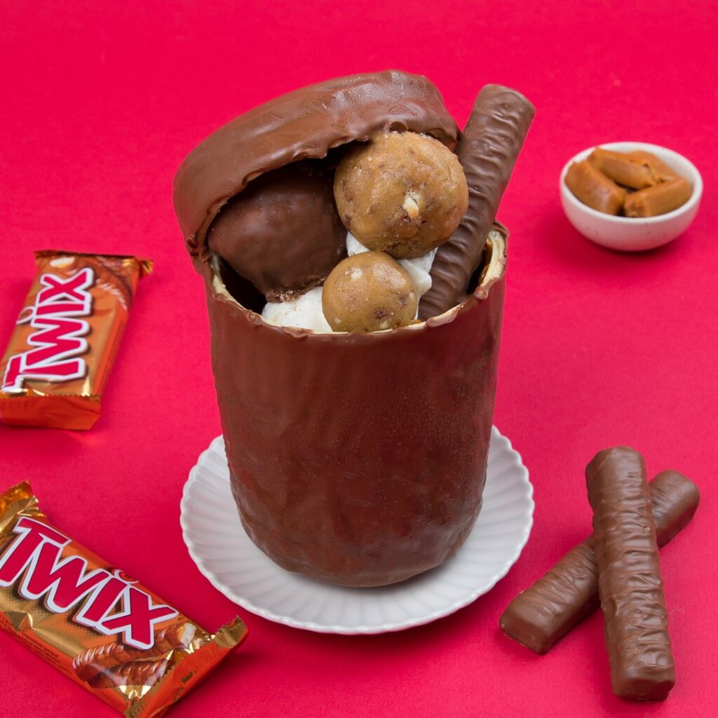Postre de helado y chocolate!
