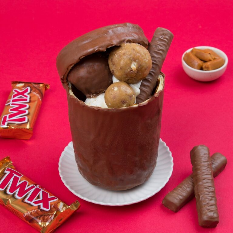 Postre de helado y chocolate!