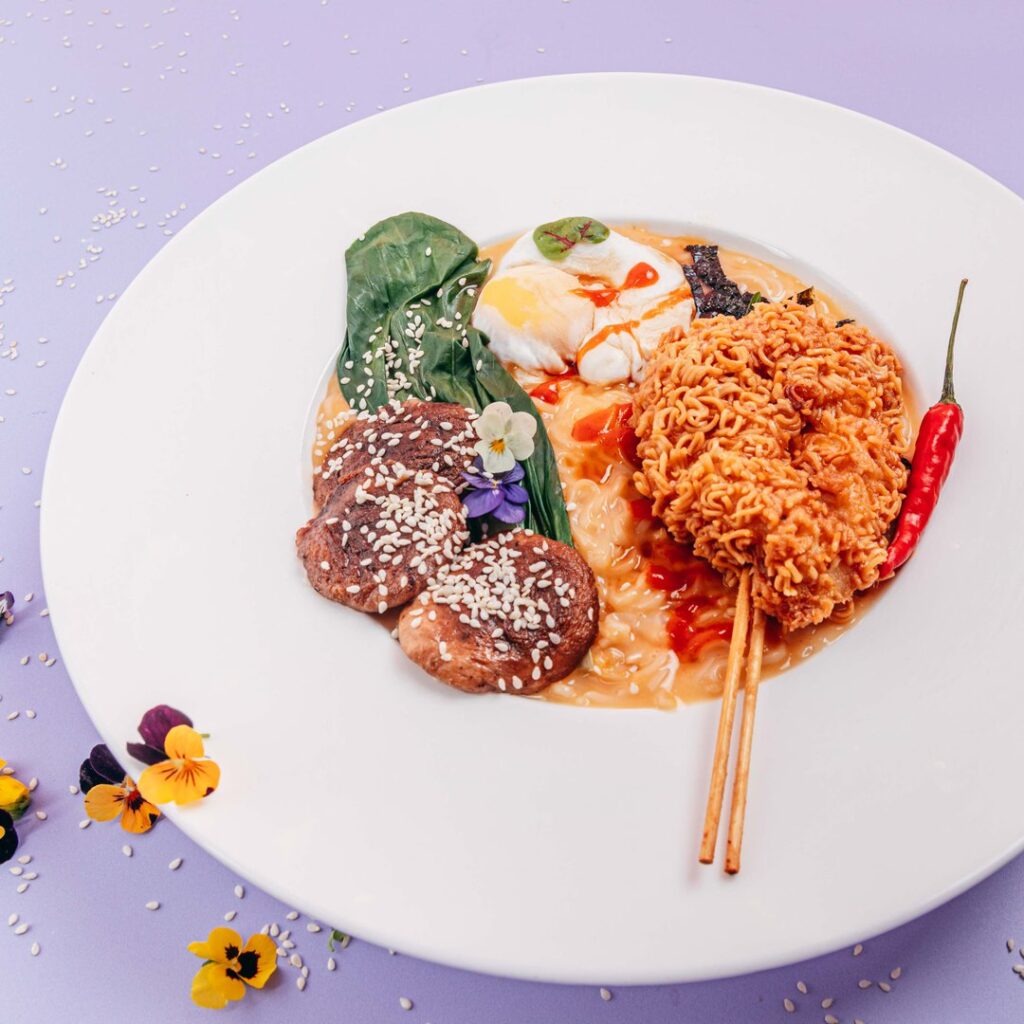 Brochetas de pollo frito y ramen de queso!
