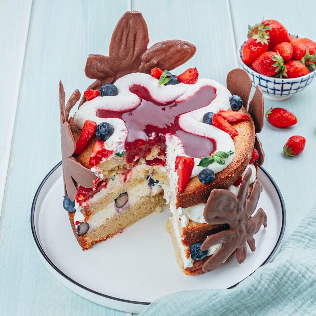 Bolo flores de frutas vermelhas