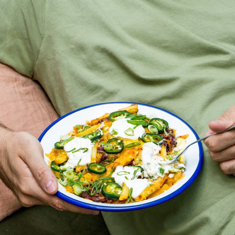 Papas fritas cargadas con chili