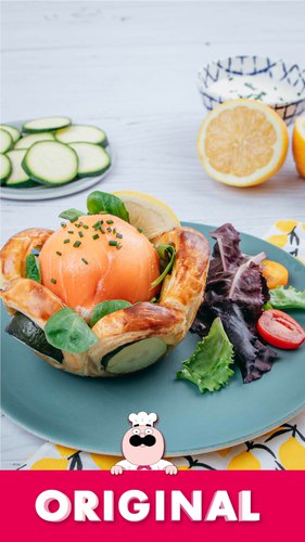 Le dôme saumon dans sa coupelle aux courgettes